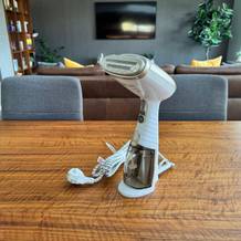 Der Conair Turbo ExtremeSteam steht auf einer Tischplatte.