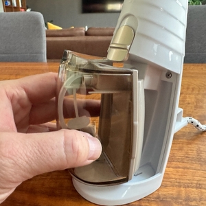 Eine Hand hält den Wasserbehälter des Conair Turbo ExtremeSteam