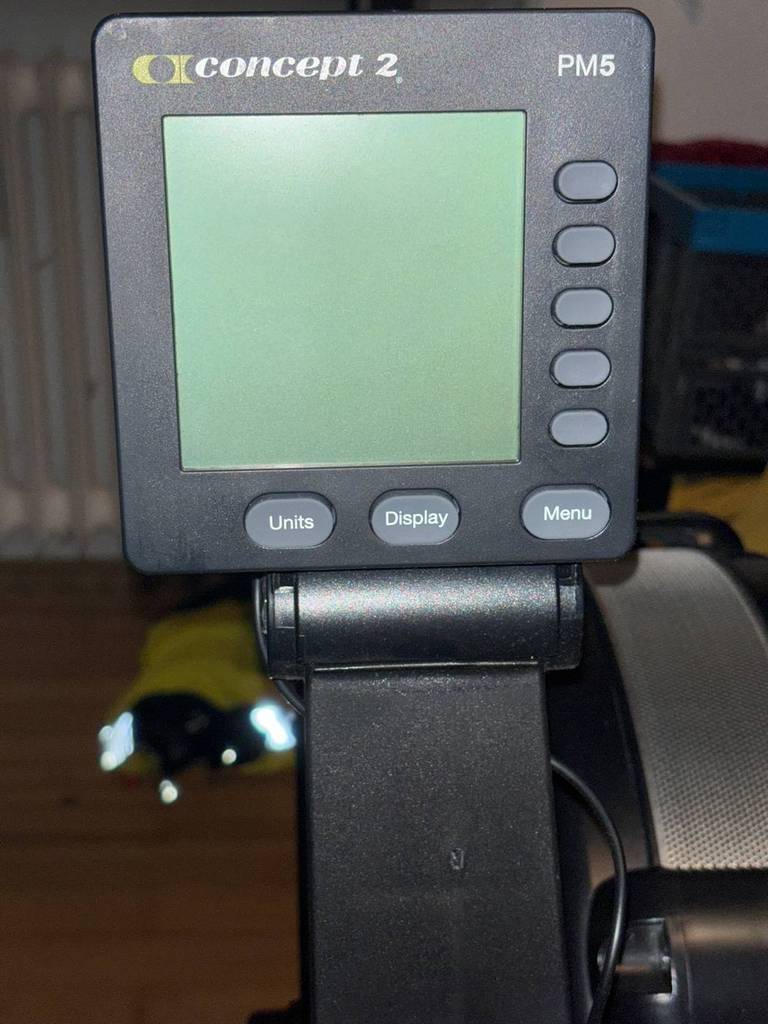 Detailansicht auf den ausgeschalteten LCD-Bildschirm inklusive mehrerer Funktionstasten eines schwarzen Rudergeräts im Test.