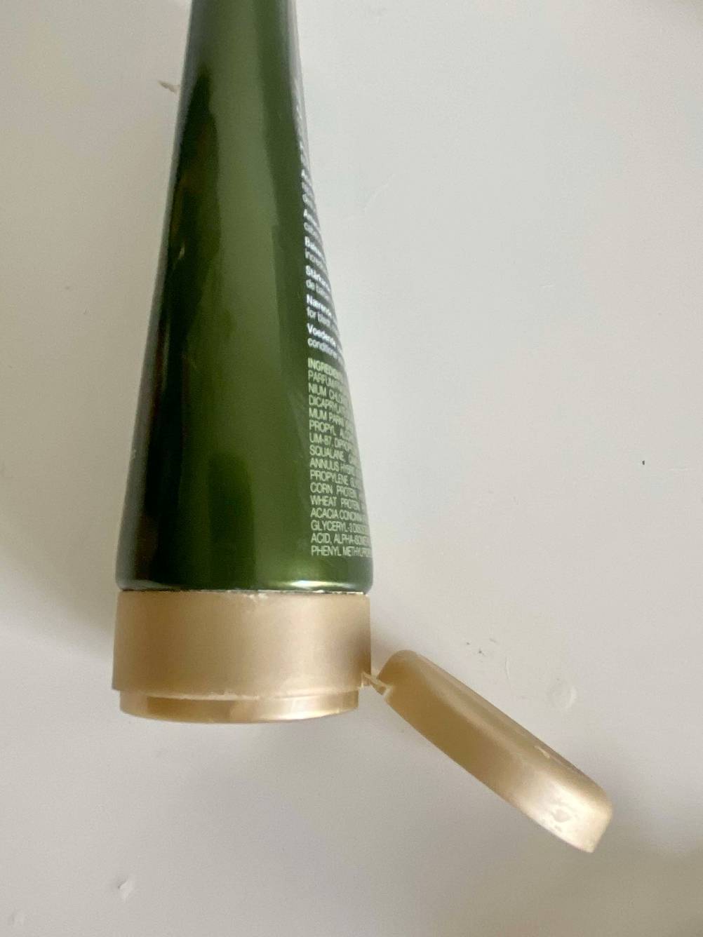 Getestet: Nahaufnahme des geöffneten Verschlusses einer Tube Conditioner.