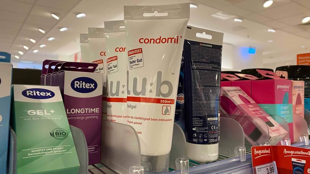 Condomi Gleitgel im Test befindet sich in einem Verkaufsregal mit anderen Produkten für den Intimbereich.