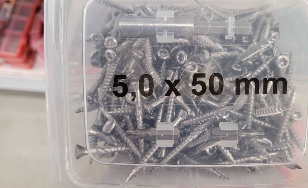 Auf einer Box mit getesteten Terrassenschrauben ist groß die Größe aufgedruckt.
