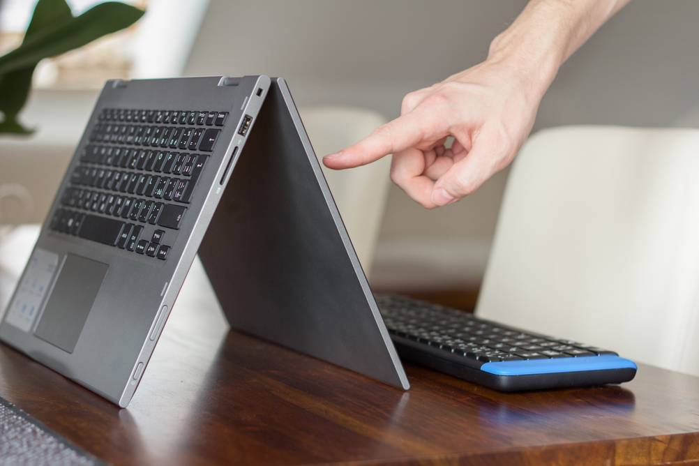 Acer-Spin-Convertibles im Test: Ein Mann bedient den Touchscreen eines Acer Spin 5