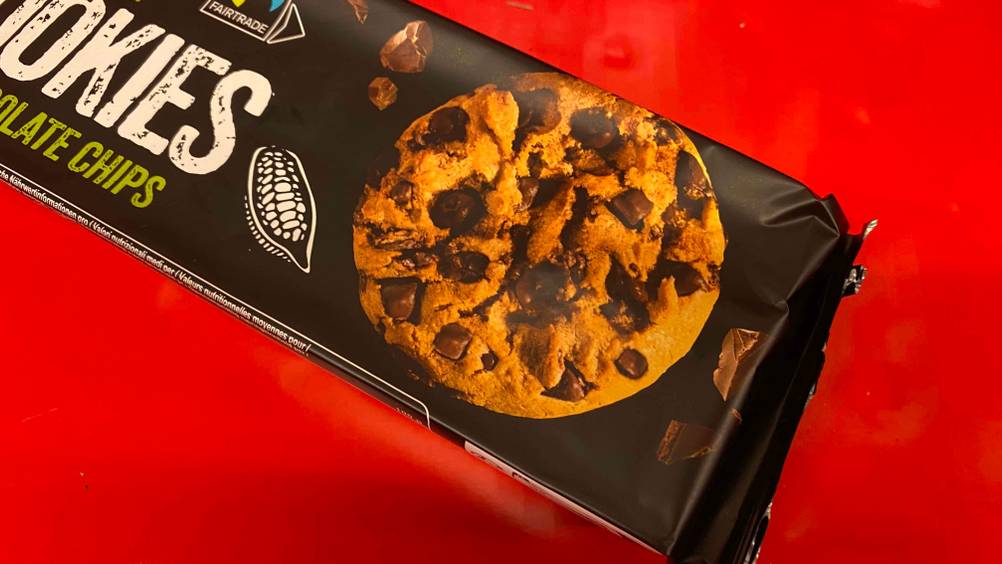 Nahaufnahme der Grafik auf einer Packung der getesteten Cookies auf einer roten Fläche.