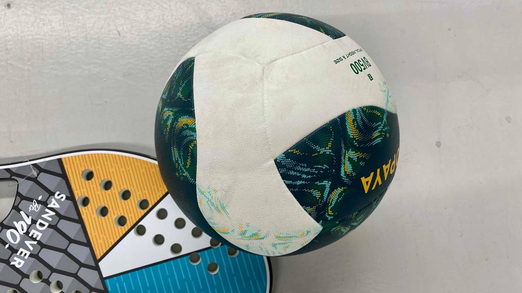 Mehrfarbiger Beachvolleyball im Test liegt auf dem Tisch.