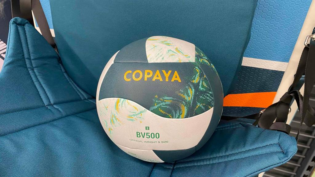 Getesteter Copaya-Beachvolleyball liegt auf blauen Sportutensilien.