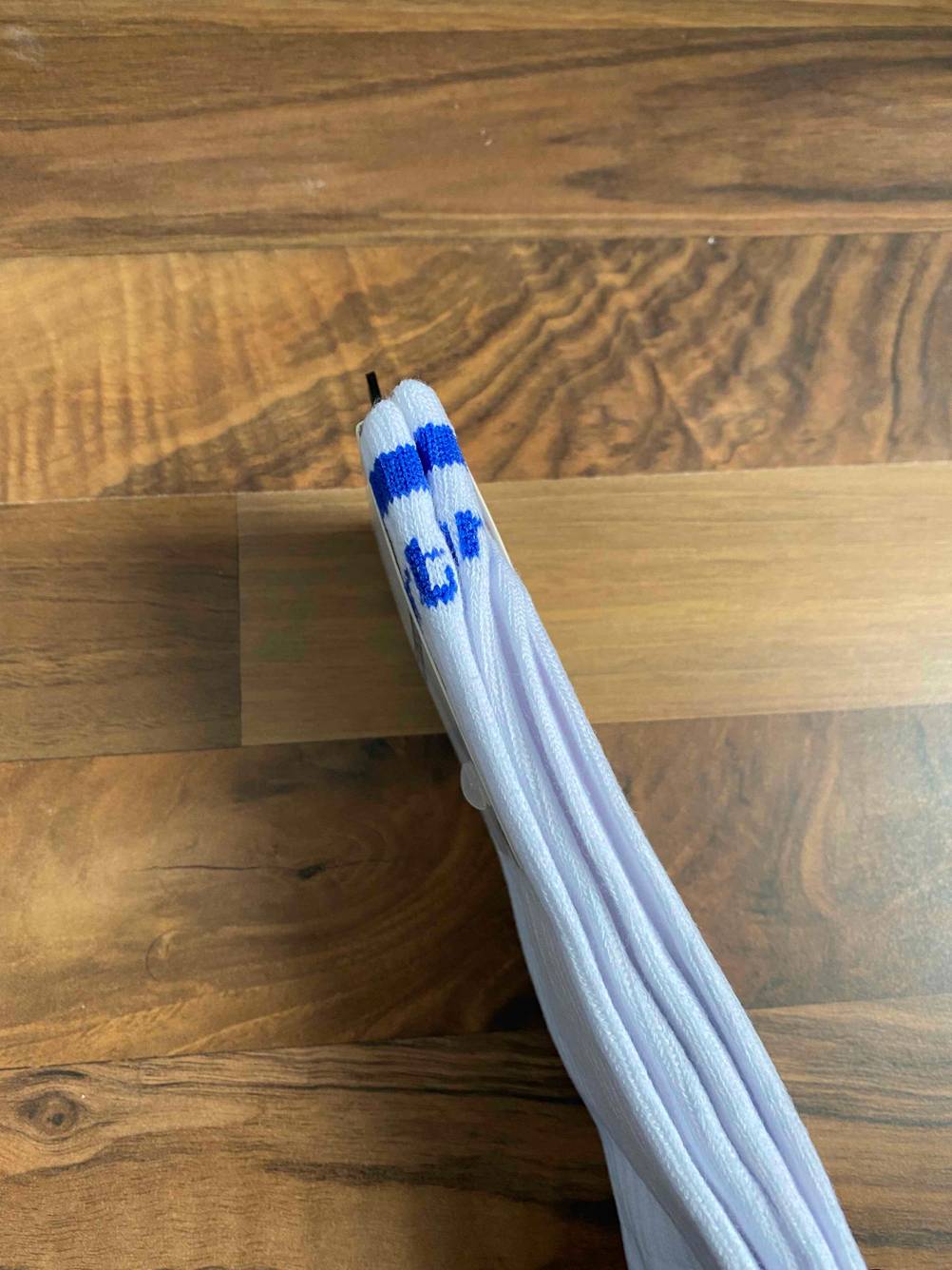 Getestet: Verpackte Tennissocken von der Seite mit Nahaufnahme auf die Bündchen.