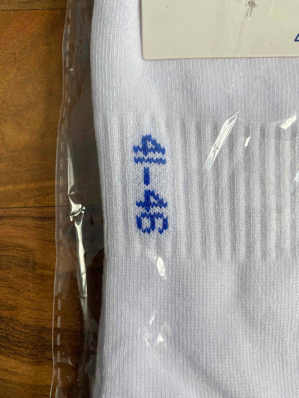 Tennissocken getestet: Detailaufnahme der gestickten Größenangaben auf den Socken.