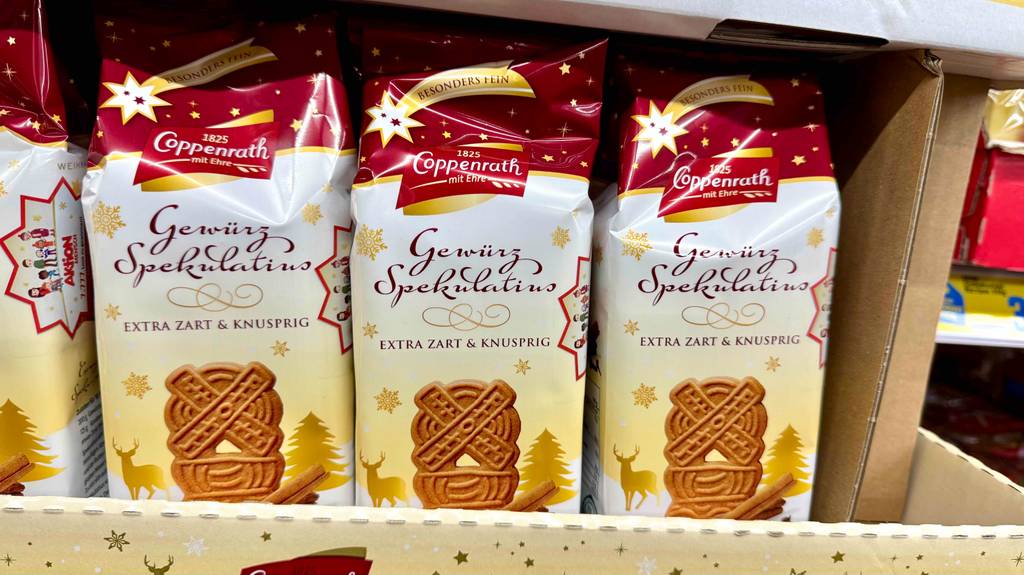 Mehrere 400-g-Packungen der Firma Coppenrath mit den getesteten Spekulatius stehen nebeneinander ain einem Karton im Supermarkt.