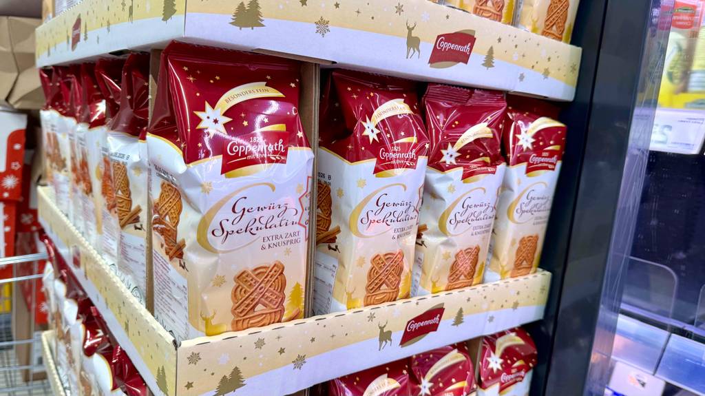 Mehrere Papp-Paletten mit Spekulatius im Test stehen übereinander im Supermarkt.