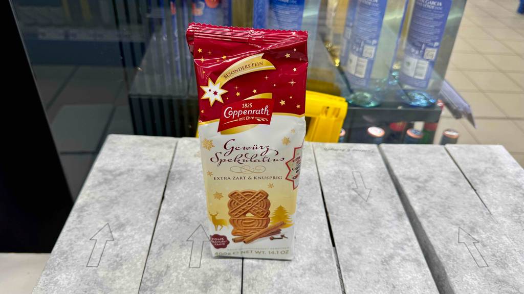 Die Spekulatius im Test befinden sich in einer 400-g-Packung der Firma Coppenrath auf meheren weißen Kartons im Supermarkt.