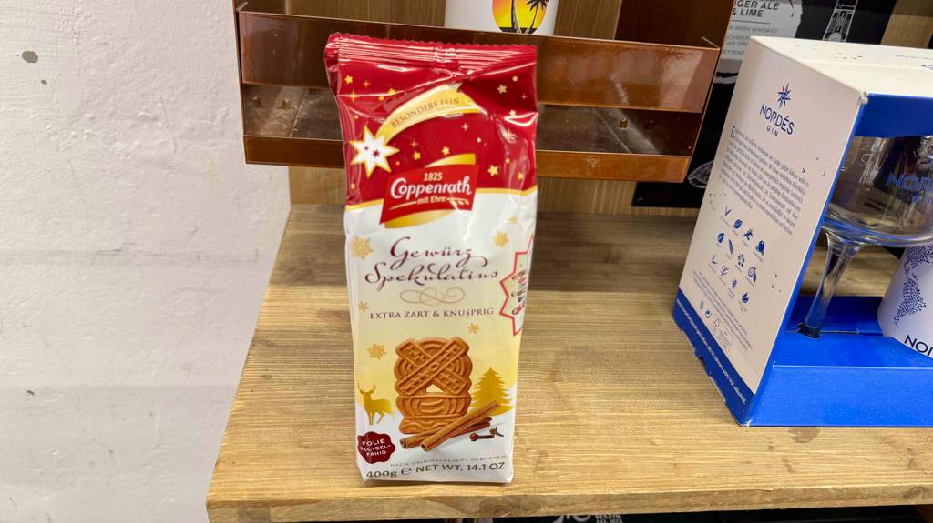 Im Test: Die Spekulatius in der 400-g-Packung der Firma Coppenrath befinden sich auf einem Holzregal.