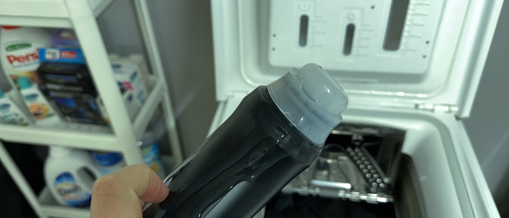 Beim Waschmittel für schwarze Wäsche von Coral läuft etwas Waschmittel auf die Flasche.