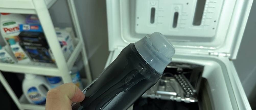 Beim Waschmittel für schwarze Wäsche von Coral läuft etwas Waschmittel auf die Flasche.