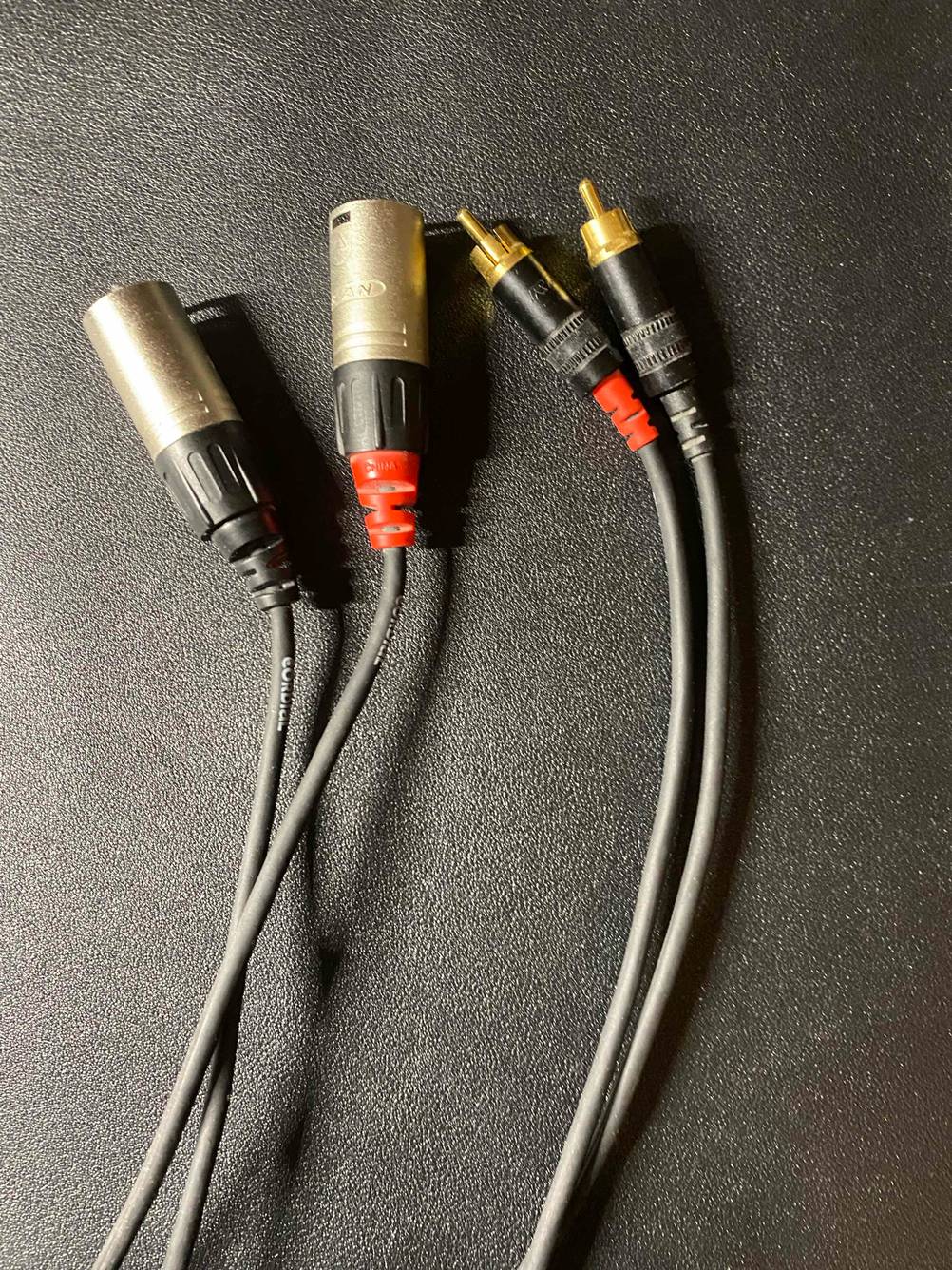 Getestet: Nahaufnahme auf zwei Cinch-Stecker und zwei Cinch-Buchsen.