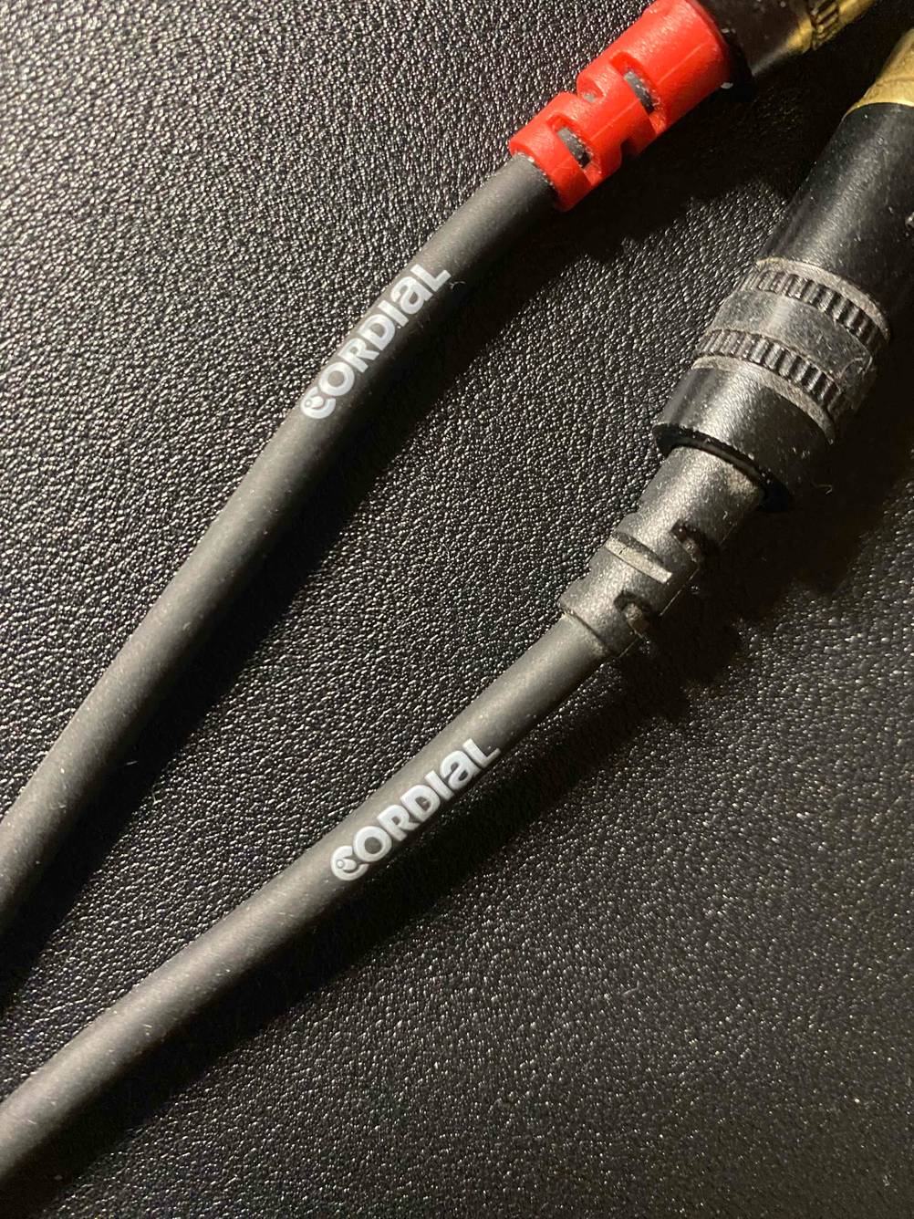 Im Test: Nahaufnahme des aufgedruckten Herstellers eines Cinch-Kabels.
