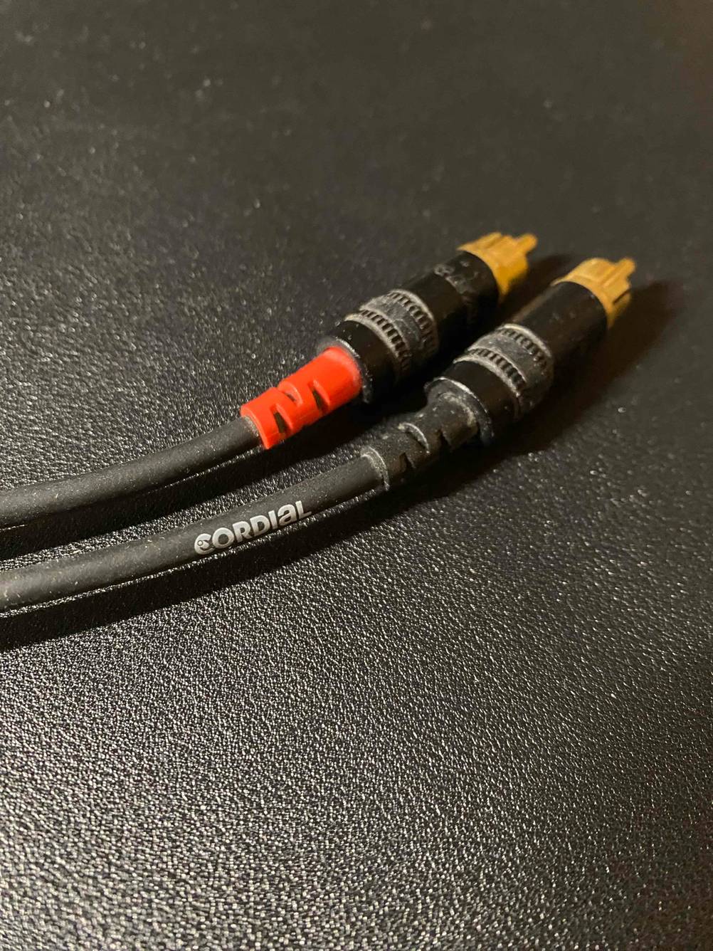 Cinch-Kabel-Test: Nahaufnahme der Stecker des Kabels.