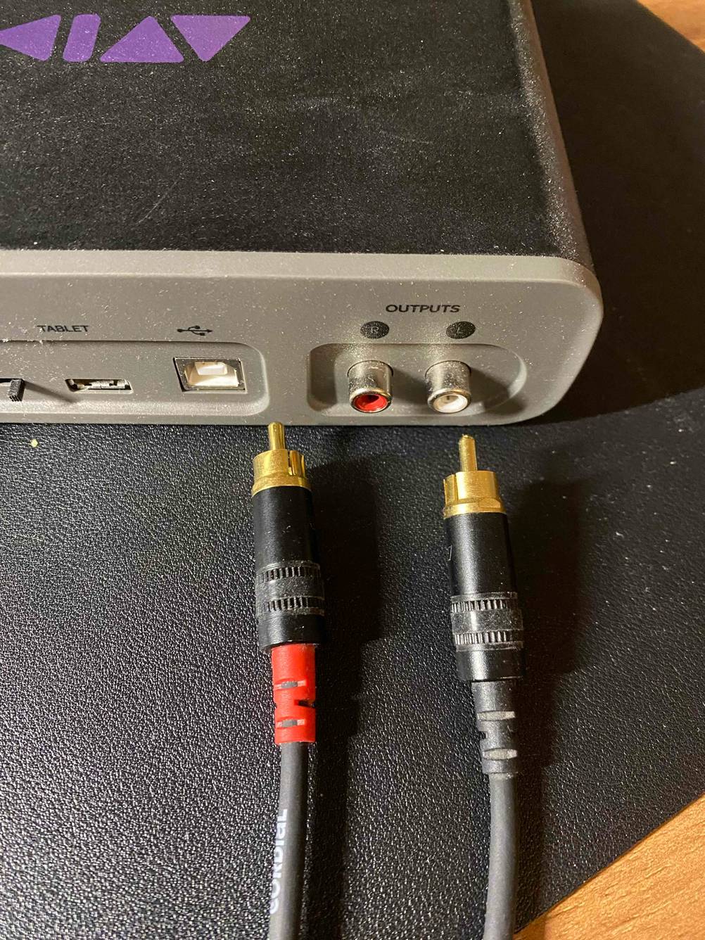 Ein Cinch-Kabel im Test liegt vor einem Gerät mit Anschlussmöglichkeiten.