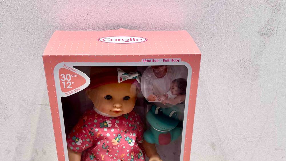 Corolle-Puppen im Test: Nahaufnahme der transparenten Verpackung mit Größenangabe.