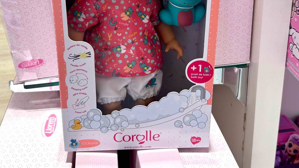 Corolle-Puppen getestet: Nahaufnahme der Verpackung mit Logo und Informationen.