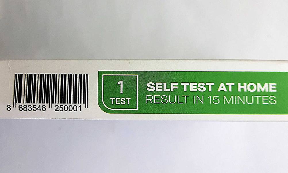 Corona-Selbsttest-Test: Nahaufnahme des Aufdrucks auf der Seite der Verpackung.