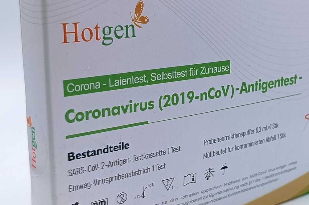 Coronavirus-Schnelltest getestet: Nahaufnahme der Vorderseite der Verpackung mit Logo und Artikelbezeichnung.