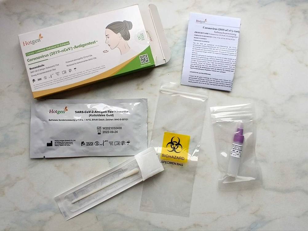 Coronavirus-Schnelltest-Test: Der Inhalt einer Packung auf einer hellen Fläche verteilt.