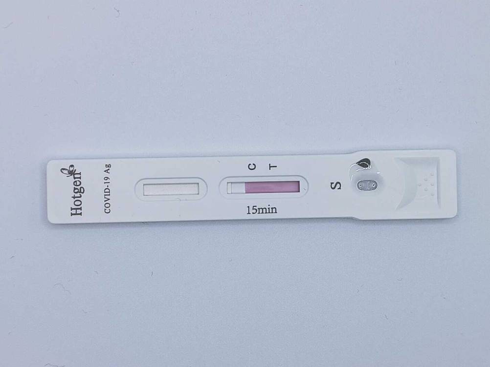Coronavirus-Schnelltest getestet: Ein Teststreifen von oben auf einer weißen Fläche.
