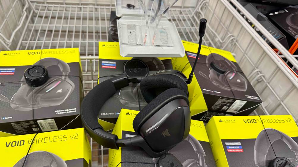 Corsair-Headset im Test: Ein Gerät liegt auf mehreren Originalverpackten.