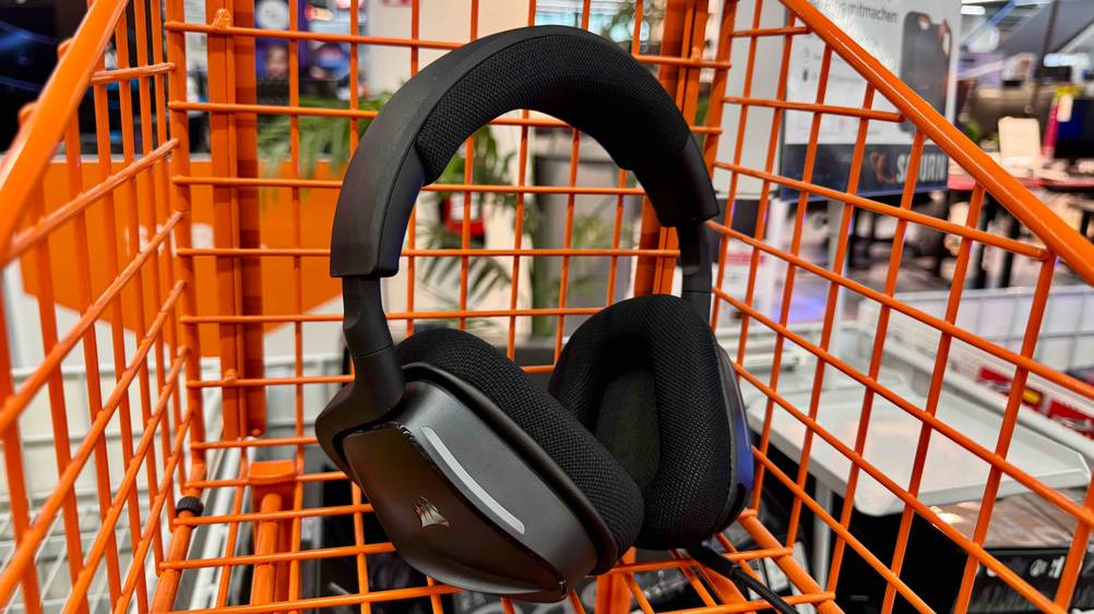 In einem orangenen Gitterkorb befindet sich das getestete Corsair-Headset.