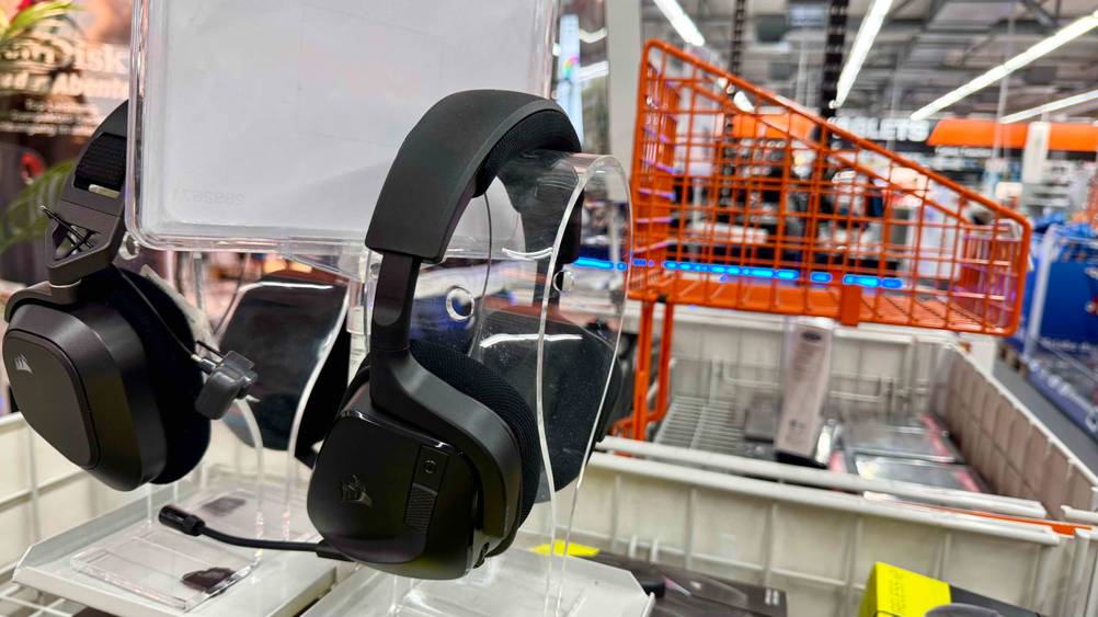 Seitenansicht eines getesteten Corsair-Headsets auf einem transparenten Ständer.
