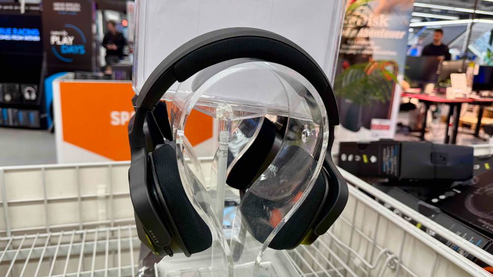 Auf einem Ständer befindet sich ein Corsair-Headset im Test von vorne.