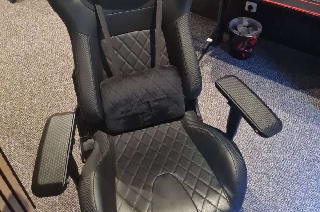 Vorderansicht eines schwarzen, in Rauten gesteppten Bezugs von einem Corsair T3 Rush Bürostuhl im Test, der in einem dunklen Arbeitsbereich steht.