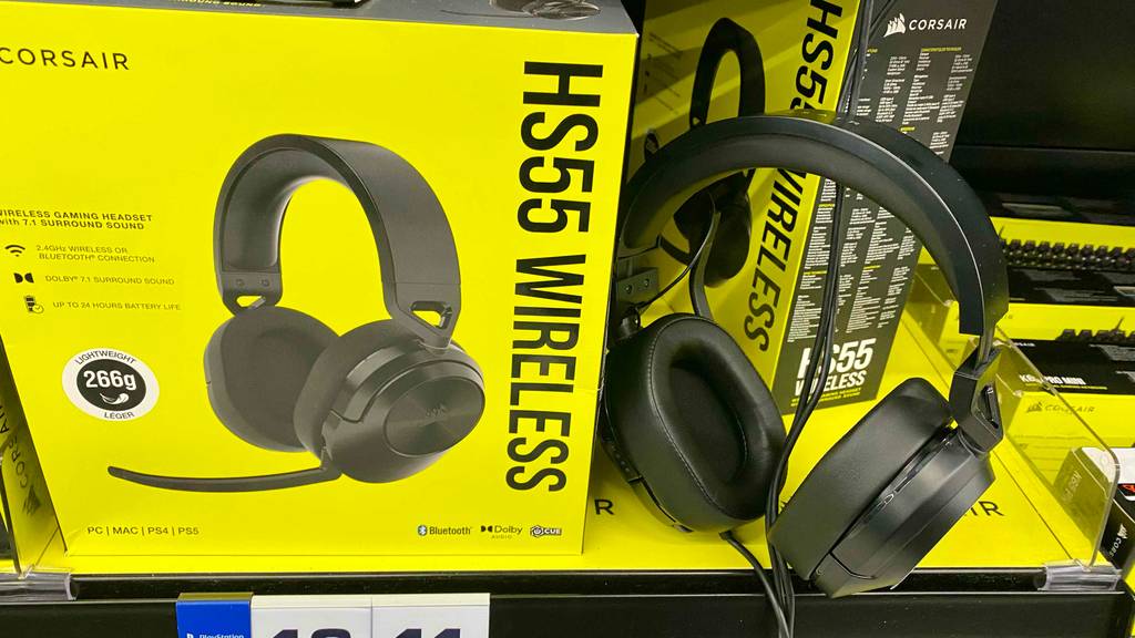Wireless-Headset im Test: Ein Headset von Corsair liegt neben der Originalverpackung in einem Regal.