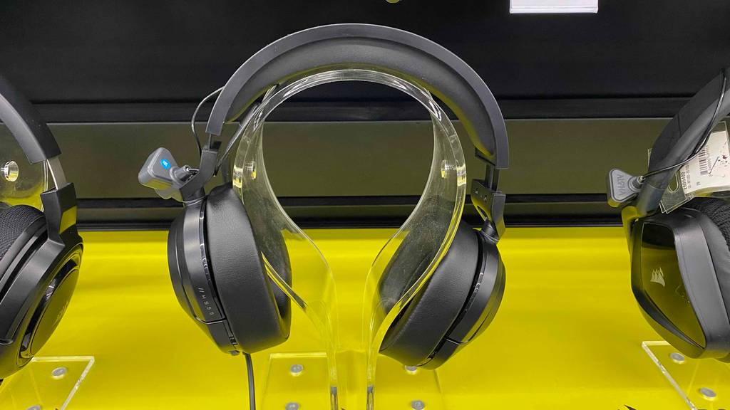 Ein getestetes Wireless Headset auf einem Ständer in Frontansicht.
