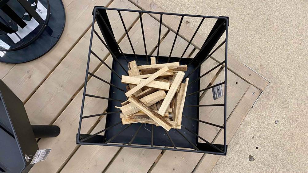 Im Test: Eine Feuerschale von oben am Rand einer Holzterrasse stehend.