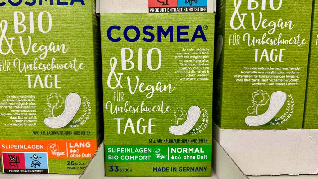 Auf einem Verkaufsregal stehen Bio-Slipeinlagen im Test in mehreren grünen 33-Stück-Packungen.