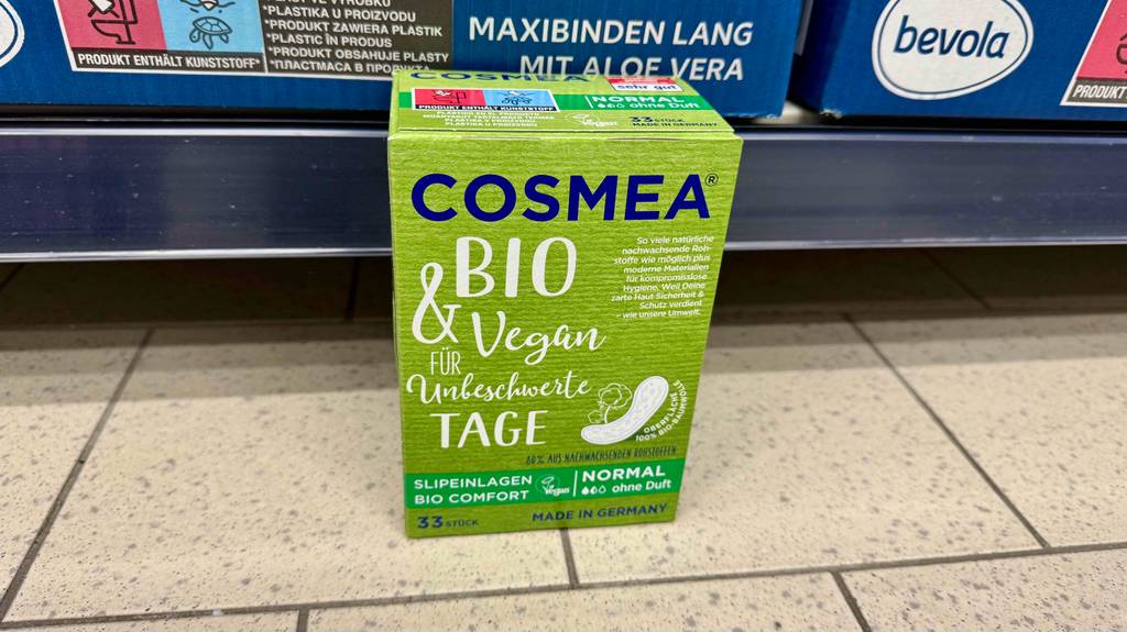 Getestet: Bio-Slipeinlagen in einer grünen 33-Stück-Packung stehen vor einem Regal auf dem Fliesenboden.