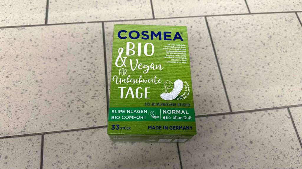 Im Test: Bio-Slipeinlagen in der grünen 33-Stück-Packung liegen auf einem Fliesenboden.