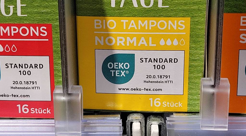 Eine Verpackung mit getesteten Bio-Tampons für normal starke Blutungen steht in einem Verkaufsregal.