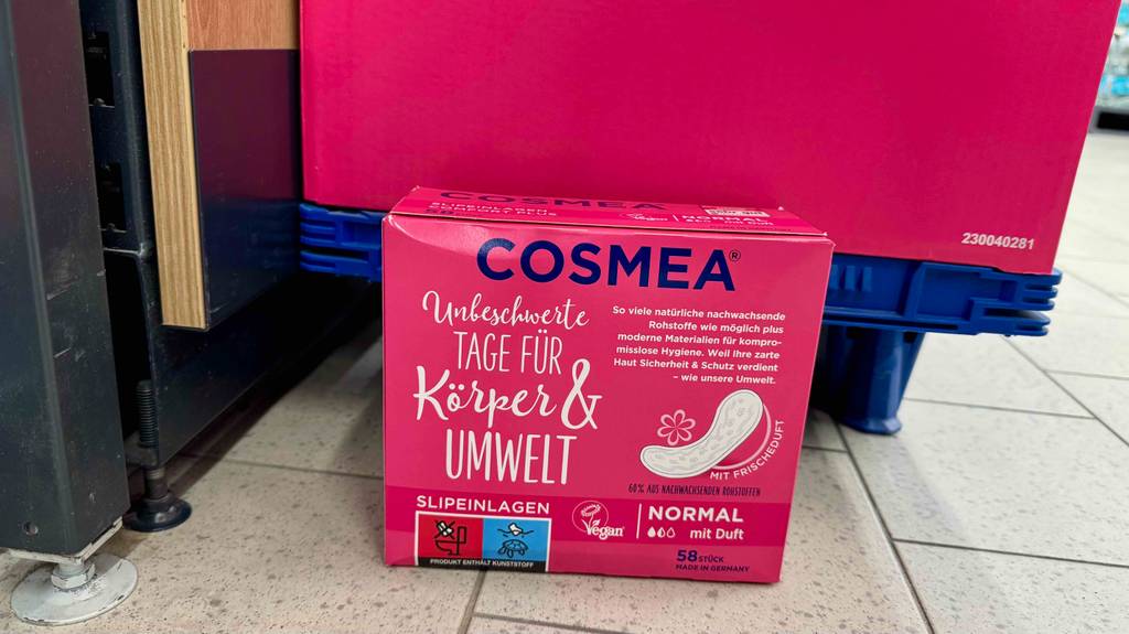 Getestet: Cosmea-Slipeinlagen in der rosafarbenen 58-Stück-Verpackung stehen auf einem Fliesenboden.