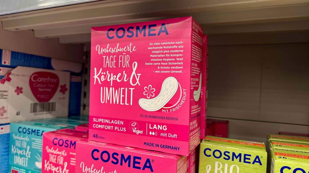 Im Test: Cosmea-Slipeinlagen in rosafarbenen 58-Stück-Verpackungen stehen übereinander in einem Verkaufsregal.
