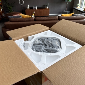 Der geöffnete Karton der Cosori CAF-LI401S.