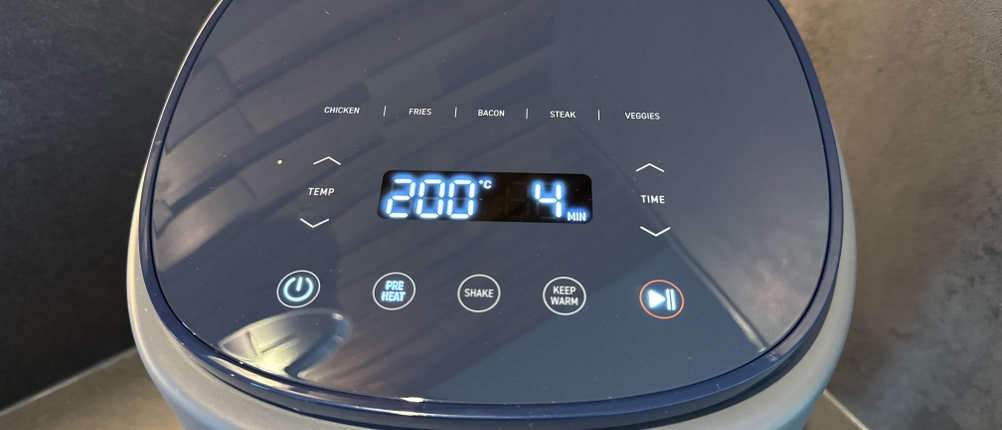 Das Display der Cosori CAF-LI401S zeigt 4 Minuten bei 200 °C an.