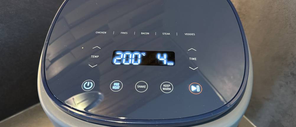 Das Display der Cosori CAF-LI401S zeigt 4 Minuten bei 200 °C an.