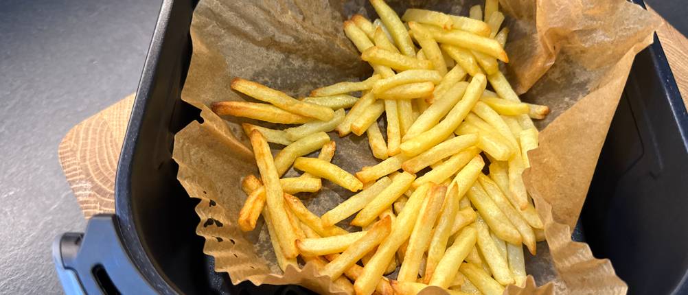 Fertige Pommes liegen in der Cosori CAF-LI401S.