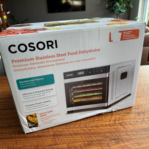 Der Karton des Cosori CP267-FD steht auf einem Tisch