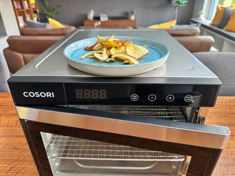 Ein Teller mit gedörrten Apfelscheiben liegt auf dem Cosori CP267-FD