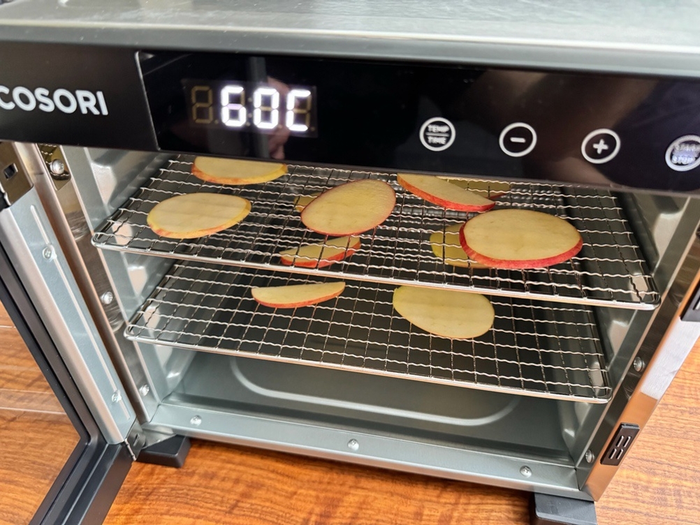 Vor dem Dörren liegen Apfelscheiben im Cosori CP267-FD