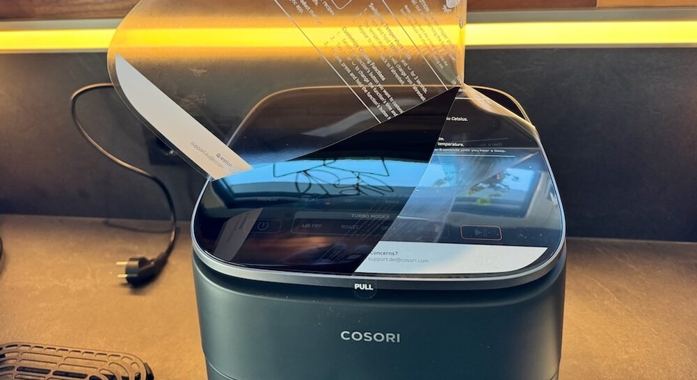 Klebefolie auf dem Deckel der Cosori Turbo Blaze